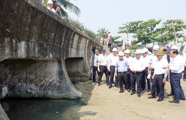 Cần khắc phục ngay tình trạng nước mưa có lẫn nước thải chảy ra bãi biển