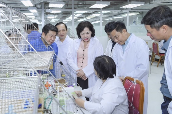 Thống đốc NHNN Nguyễn Thị Hồng thăm và làm việc tại Nhà máy In tiền Quốc gia
