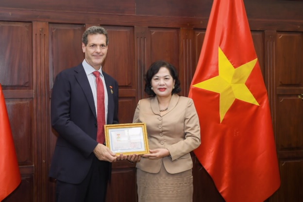 Thống đốc NHNN Việt Nam Nguyễn Thị Hồng làm việc với Giám đốc Quốc gia ADB