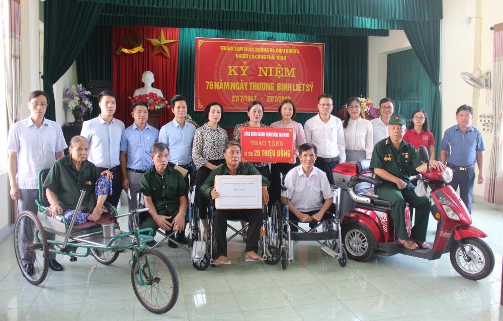 Công đoàn Ngân hàng Việt Nam tại Thái Bình: Dâng hương tại Đền thờ Liệt sĩ tỉnh và thăm, tặng quà người có công