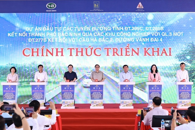 Thủ tướng Phạm Minh Chính cùng các đại biểu bấm nút khởi công dự án - Ảnh: VGP