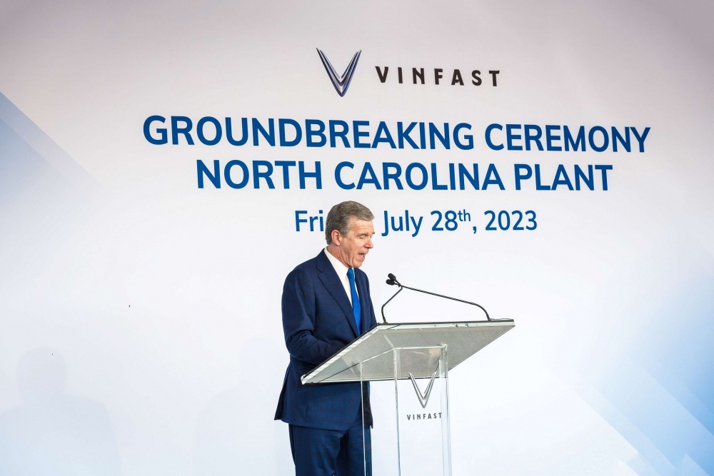 Thống đốc tiểu bang Bắc Carolina Roy Cooper phát biểu tại lễ khởi công nhà máy VinFast