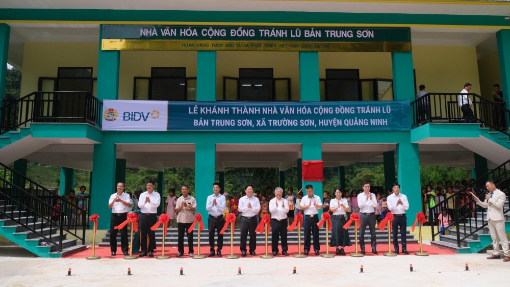 https://cdn.thoibaonganhang.vn/stores/news_dataimages/2023/082023/01/15/bidv-xay-tang-nha-van-hoa-cong-dong-tranh-lu-tai-quang-binh-20230801154631.jpg?rt=20230801154635