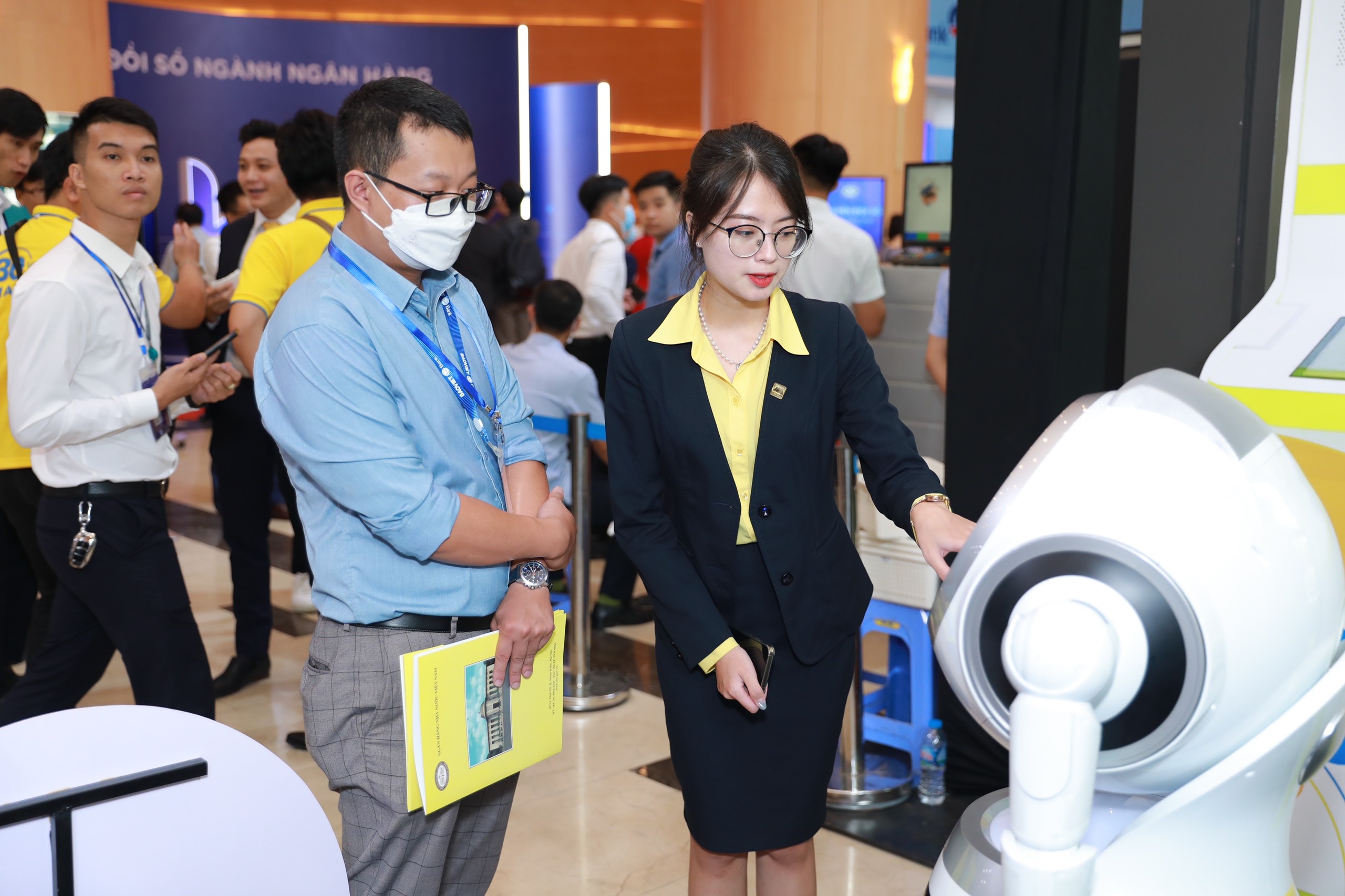 https://cdn.thoibaonganhang.vn/stores/news_dataimages/2023/082023/01/15/hi-nh-3-robot-opba20230801153744.jpg?rt=20230801153753