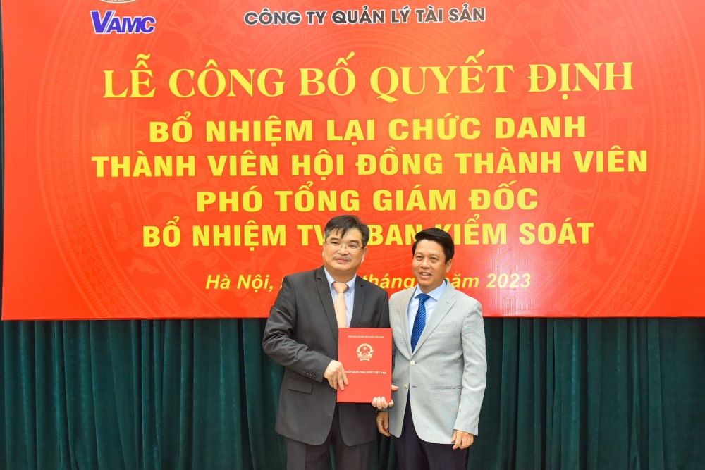 Phó Thống đốc NHNN Phạm Tiến Dũng trao quyết định  điều động, bổ nhiệm đối với ông Bùi Quang Trung 