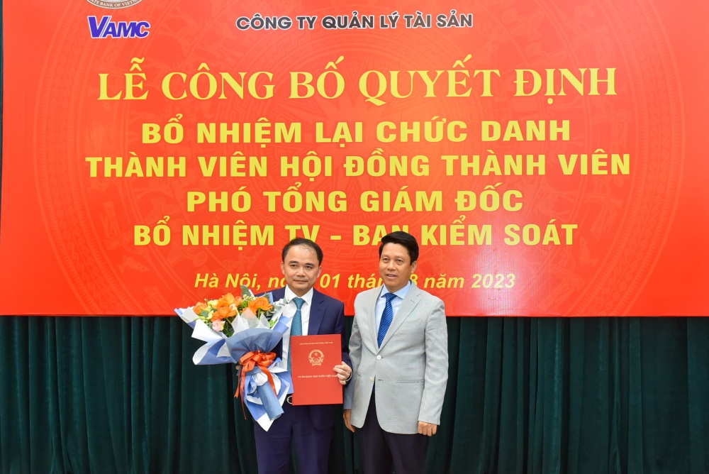 Phó Thống đốc NHNN Phạm Tiến Dũng trao quyết định bổ nhiệm lại đối với ông Đặng Đình Thích