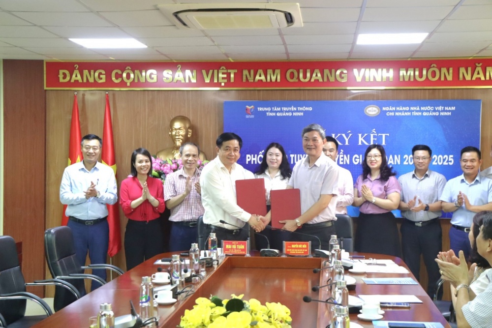 Lãnh đạo NHNN chi nhánh tỉnh Quảng Ninh và Trung tâm Truyền thông tỉnh ký kết quy chế phối hợp