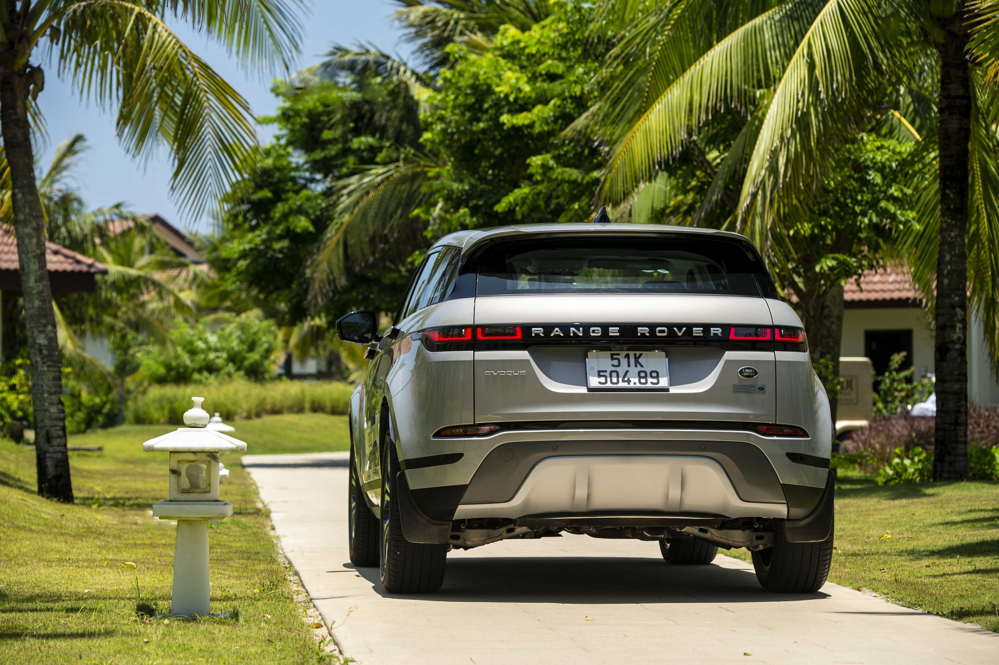 Range Rover Evoque 2023 - đối thủ nặng ký của Porsche Macan