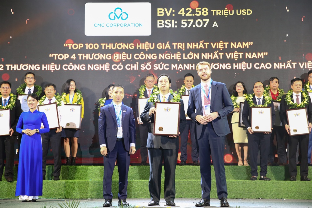 Ông Nguyễn Phước Hải - Phó Chủ tịch cấp cao Tập đoàn Công nghệ CMC lên nhận Giải thưởng Top 100 Thương hiệu giá trị nhất Việt Nam 2023