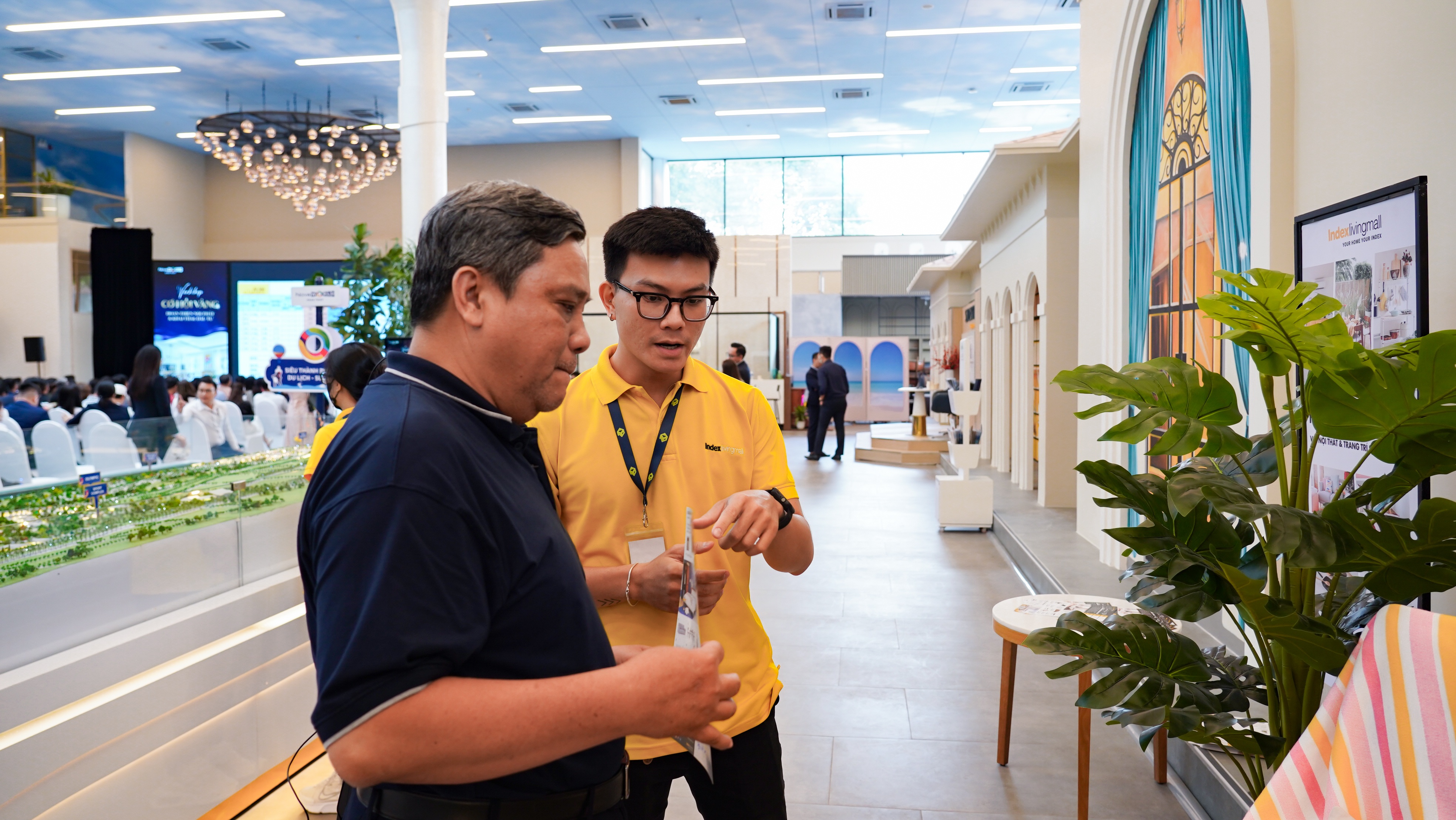 Anh Hoàng San tìm hiểu các sản phẩm nội thất tại gian hàng của Index Living Mall tại sự kiện
