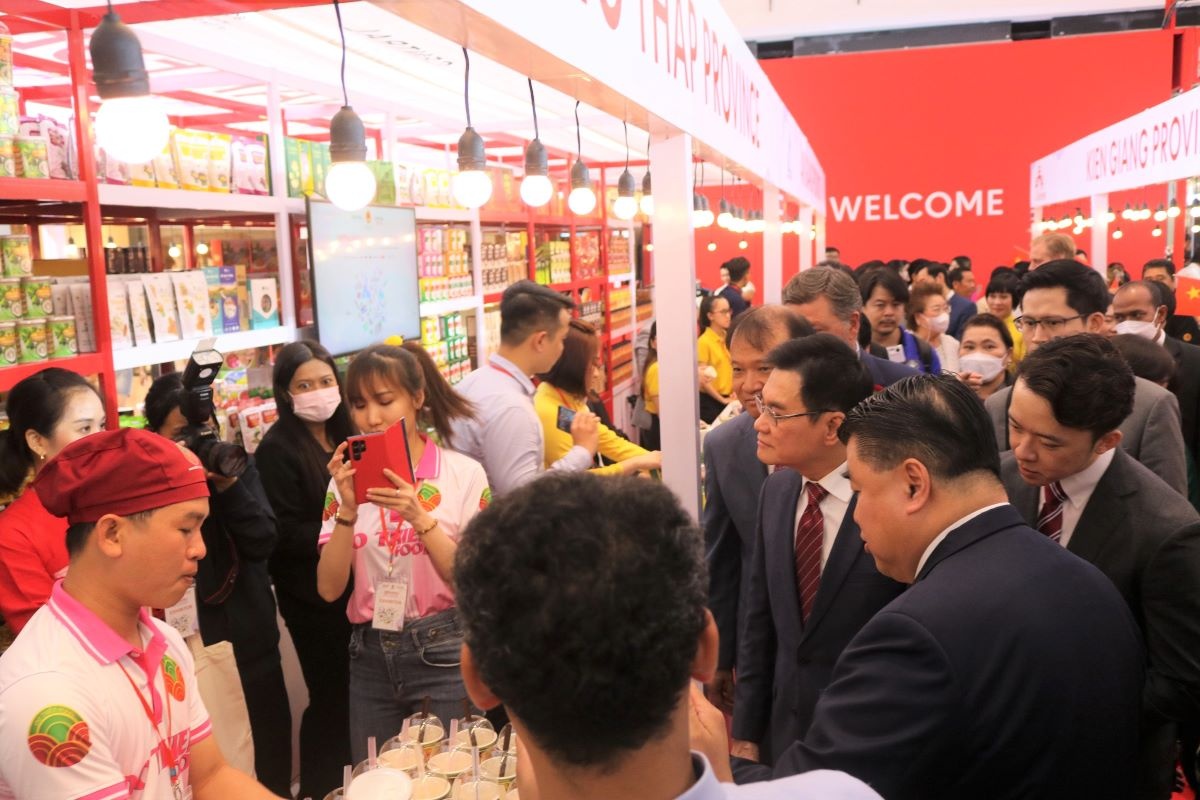 Phó Thủ tướng, Bộ Trưởng Bộ Thương mại Thái Lan – Ông Jurin Laksanawisit cùng đông đảo khách mời thăm quan các gian hàng Việt Nam.