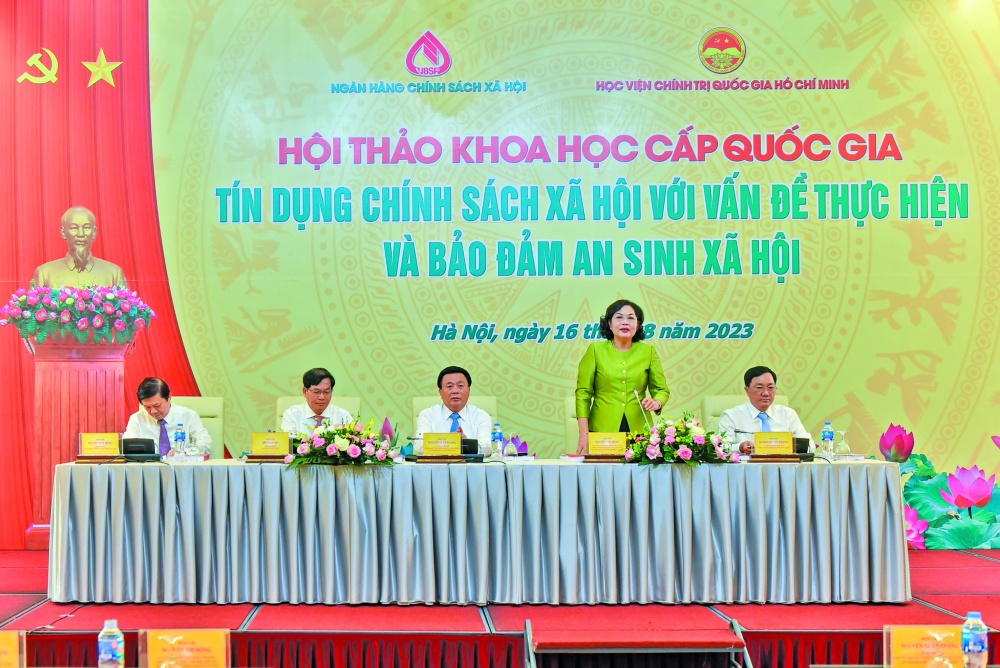 Đồng chí Nguyễn Thị Hồng, Ủy viên Ban chấp hành Trung ương Đảng, Thống đốc NHNN Việt Nam, kiêm Chủ tịch Hội đồng quản trị NHCSXH, phát biểu tại hội thảo