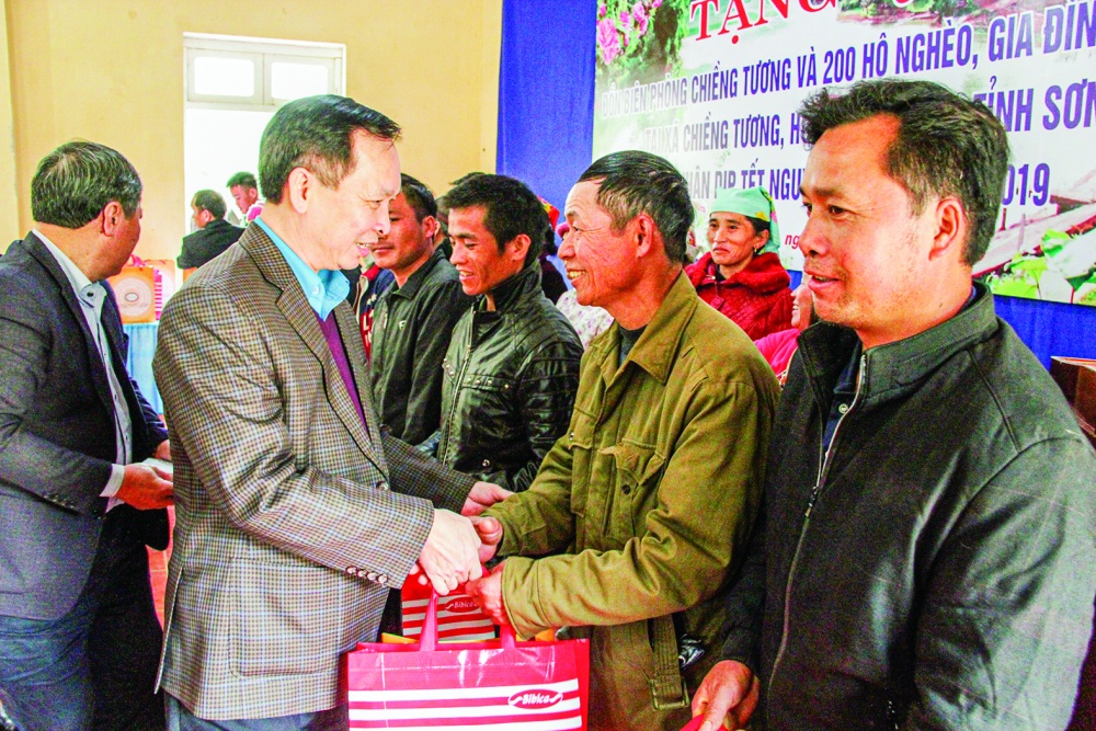 Công đoàn NHVN trao tặng quà cho hộ nghèo, gia đình chính sách và thực hiện an sinh xã hội tại Sơn La nhân dịp Tết Kỷ Hợi, năm 2019