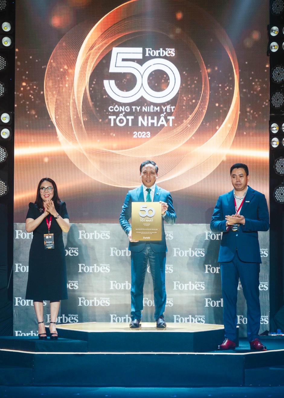 Đại diện BIDV nhận giải thưởng Top 50 công ty niêm yết tốt nhất Việt Nam 