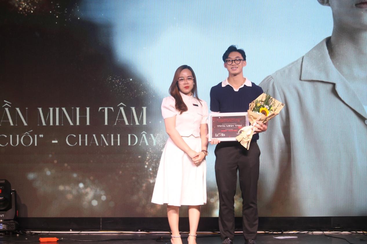 Trần Minh Tâm nhận giải Biên kịch xuất sắc nhất.
