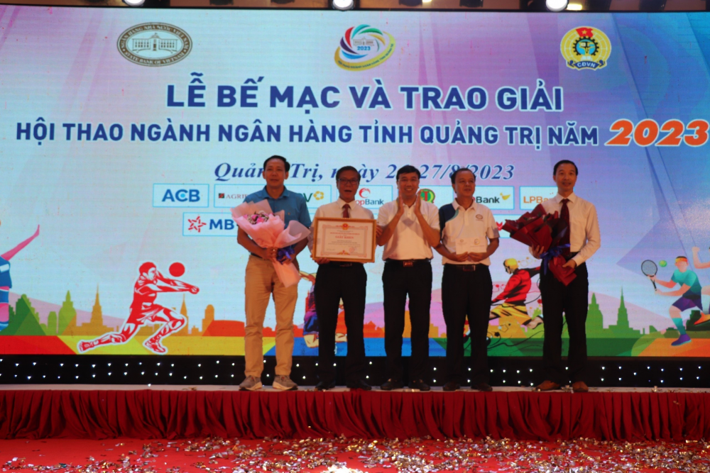 Giám đốc NHNN CN Quảng Trị Nguyễn Đức Đồng tặng Giấy khen cho Ban Chỉ đạo Hội thao