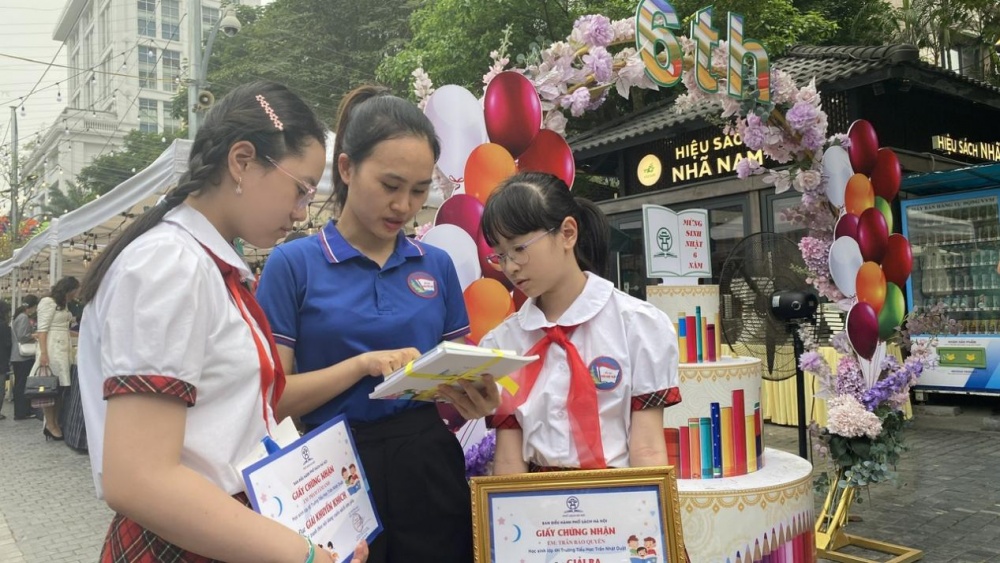 Các học sinh tham gia hội chợ tại phố sách Hà Nội