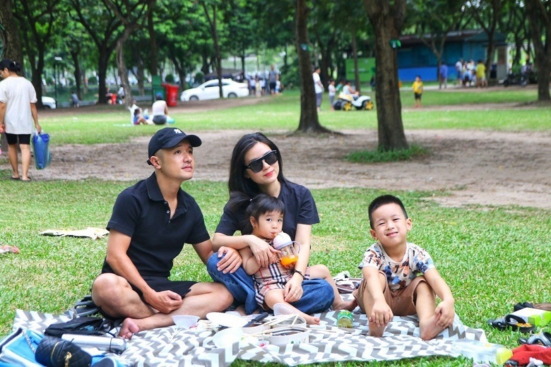 Từ 9h sáng các gia đình đã có mặt tại công viên Yên Sở để chụp ảnh, cắm trại, đạp xe và chơi các trò chơi vận động.