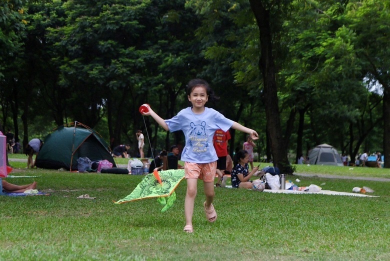 Theo các phụ huynh cho biết, cắm trại là hình thức được lựa chọn nhiều bởi các con sắp vào năm học mới, cả hè cũng đã đi nhiều nơi vì vậy trong lần này chỉ muốn lựa chọn vui chơi tại không gian nào đó ngay trong thành phố.