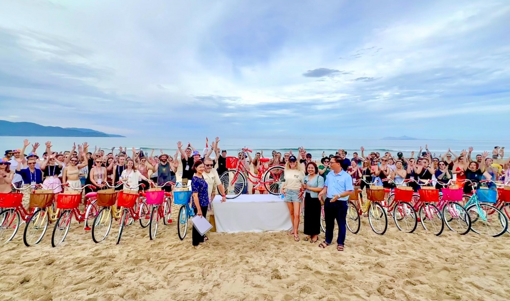 Employment Hero và Furama Resort Đà Nẵng tặng xe đạp cho học sinh