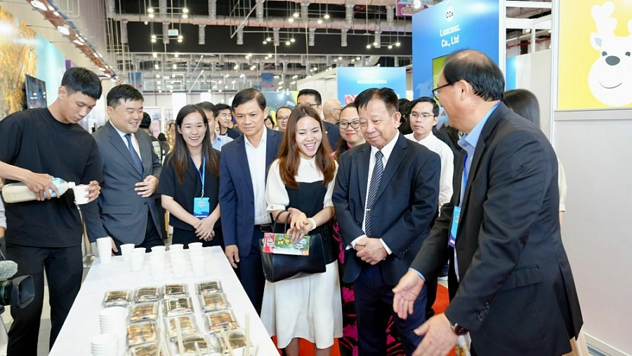 https://cdn.thoibaonganhang.vn/stores/news_dataimages/2023/092023/14/14/in_article/cac-dai-bieu-viet-nam-va-han-quoc-tham-quan-trien-lam-tai-tuan-le20230914143143.jpg?rt=20230914143455