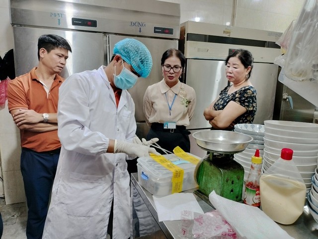 Chi cục An toàn vệ sinh thực phẩm TP. Hội An lấy mẫu thực phẩm tại cơ sở Bánh mì Phượng để xét nghiệm