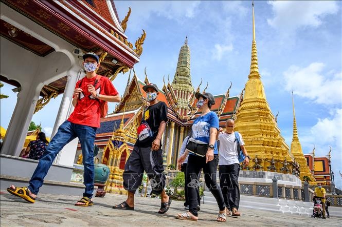 Khách tham quan Cung điện Hoàng gia Thái Lan ở Bangkok. Ảnh tư liệu: AFP/TTXVN