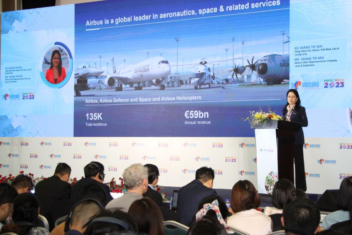 Bà Hoàng Tri Mai, Tổng giám đốc Airbus tại Việt Nam trình bày tại Vietnam International Sourcing Expo 2023.
