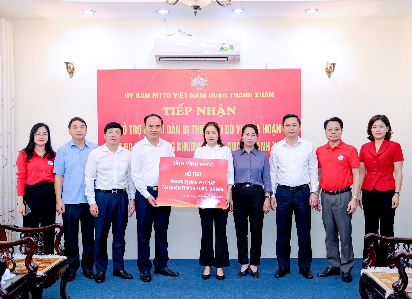 Tỉnh Vĩnh Phúc trao tiền hỗ cho người bị nạn trong vụ cháy tại quận Thanh Xuân, thành phố Hà Nội