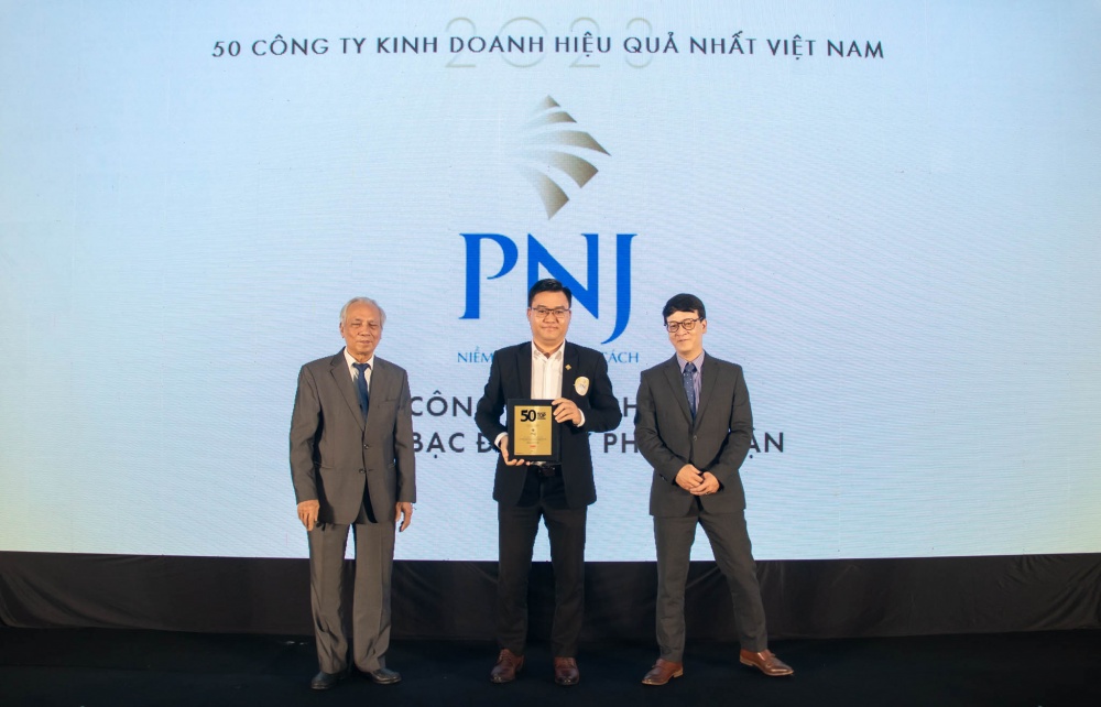 Ông Đào Trung Kiên – Thành viên HĐQT, Giám đốc Cao Cấp – Vận Hành PNJ đại diện nhận chứng nhận từ Ban tổ chức (Ảnh: Việt Hùng)