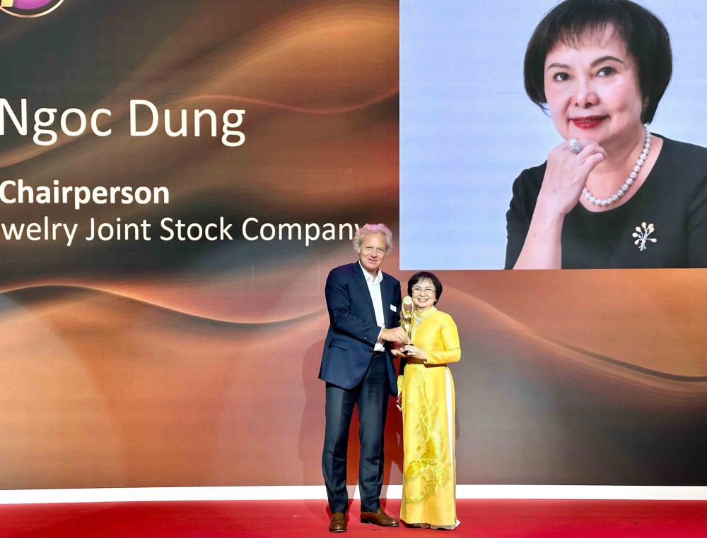 Bà Cao Thị Ngọc Dung, Chủ tịch HĐQT PNJ được vinh danh là một trong 40 biểu tượng xuất sắc nhất (Extraordinary 40) ngành kim hoàn thế giới. Ảnh: Hoài Anh 