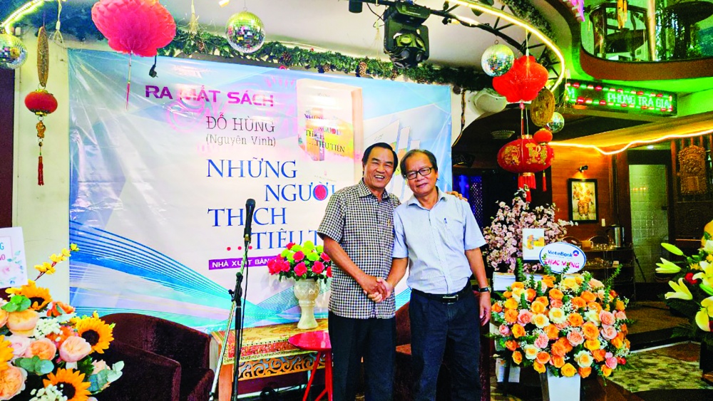 Nguyên Phó chủ tịch UBND TP. Đà Nẵng Phùng Tấn Viết chúc mừng tác giả trong buổi ra mắt sách