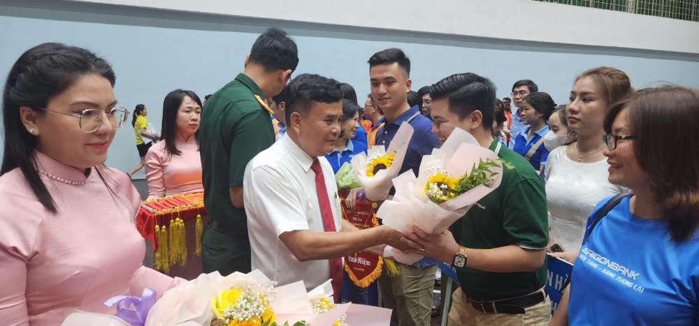 Võ Minh - Giám đốc NHNN CN Đà Nẵng, trưởng Ban chỉ đạo Hội thao tặng hoa chúc mừng