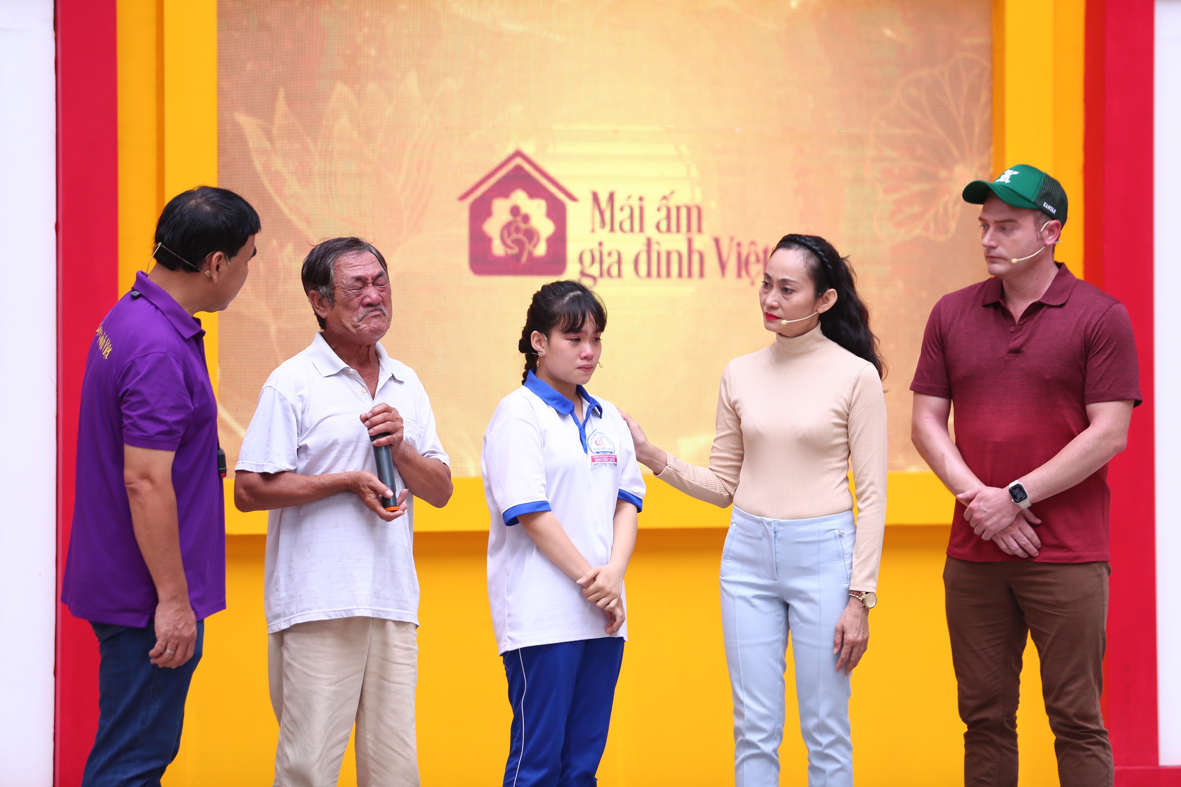 Quá thương xót cho hoàn cảnh cháu gái của mình, ông ngoại bé Thùy Trang liên tục bật khóc trong suốt chương trình 