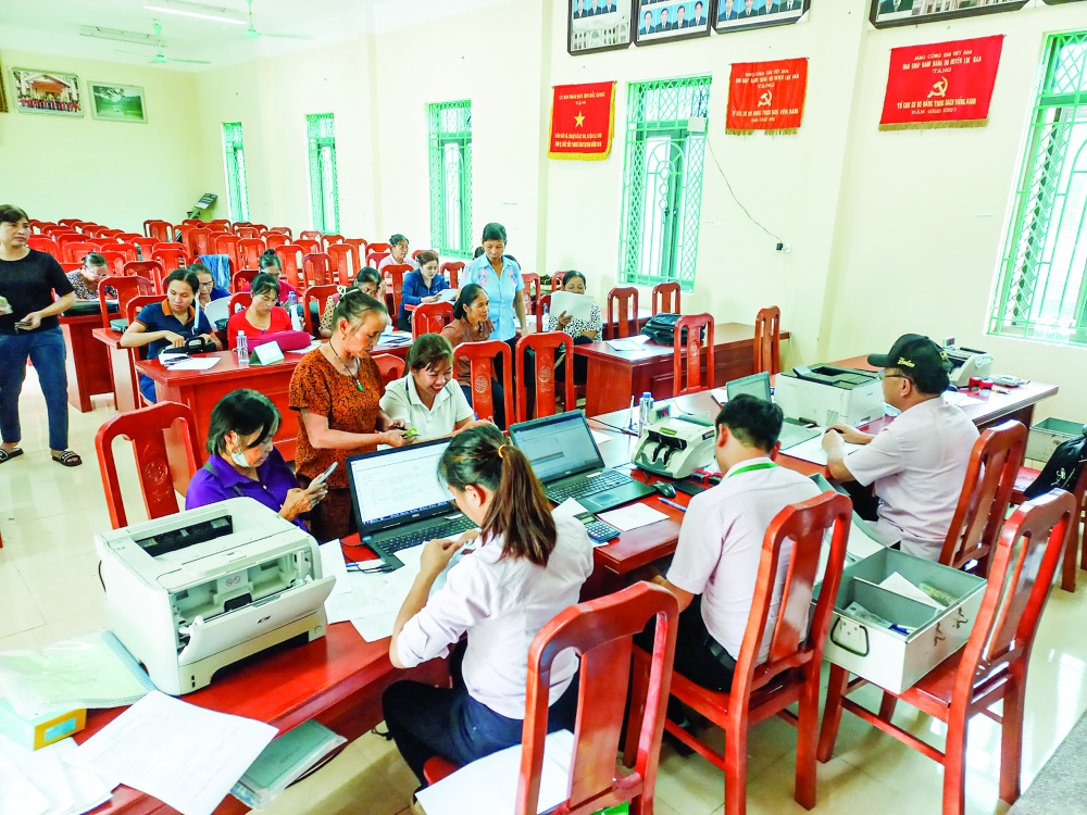 Cán bộ NHCSXH Bắc Giang tại Điểm giao dịch xã