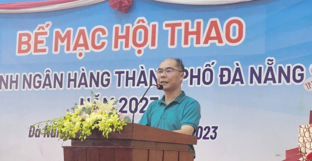 Ông Tạ Hồ Nam, Phó Giám đốc, Chủ tịch công đoàn NHNN chi nhánh Đà Nẵng, Trưởng ban tổ chức hội thao phát biểu tại lễ bế mạc hội thao.