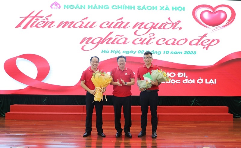 Tổng Giám đốc NHCSXH Dương Quyết Thắng (đứng giữa) khen thưởng người lao động tích cực tham gia hiến máu nhiều lần