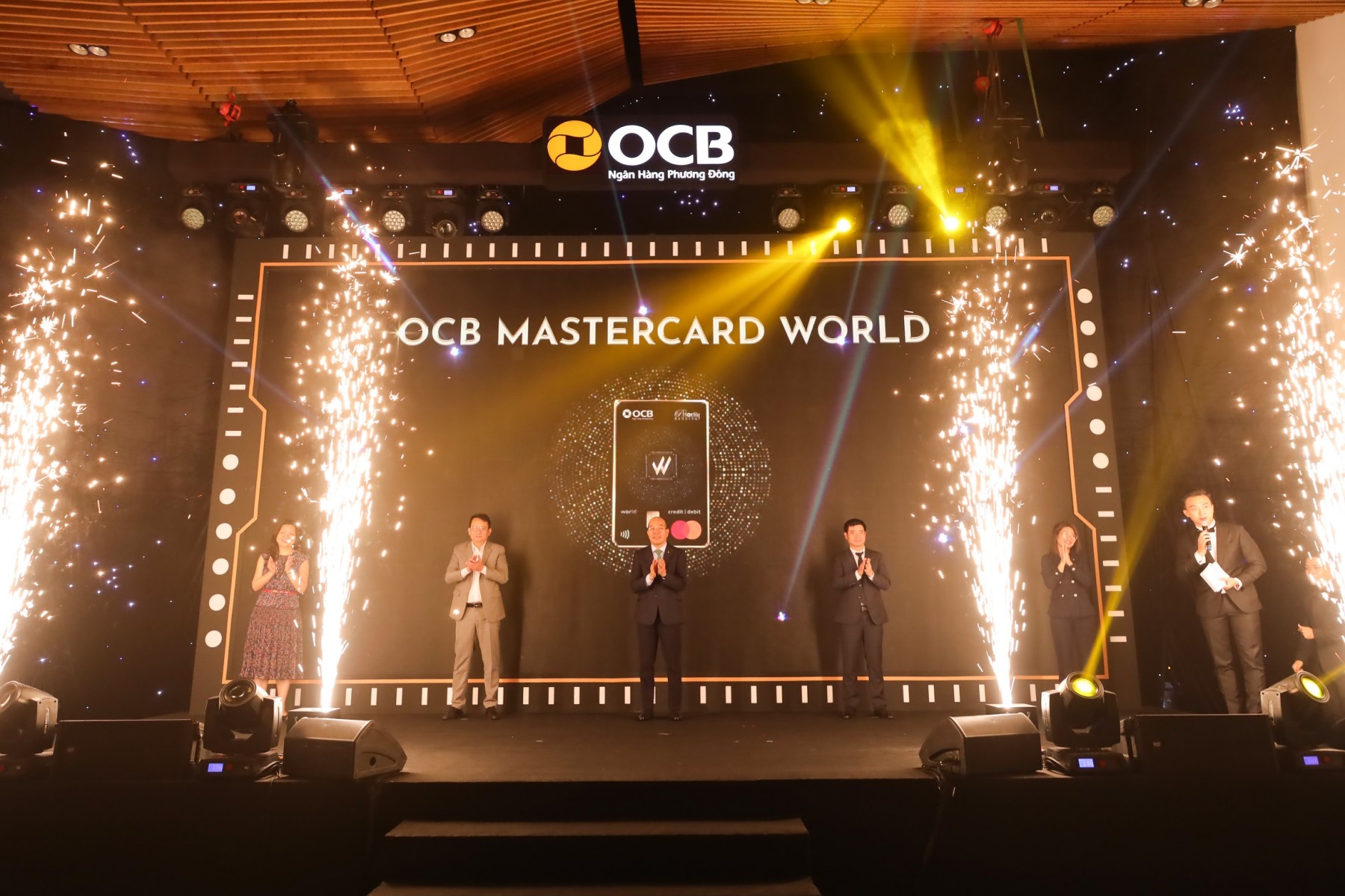 OCB Mastercard World chính là sự kết hợp hoàn hảo giữa công nghệ vượt trội,