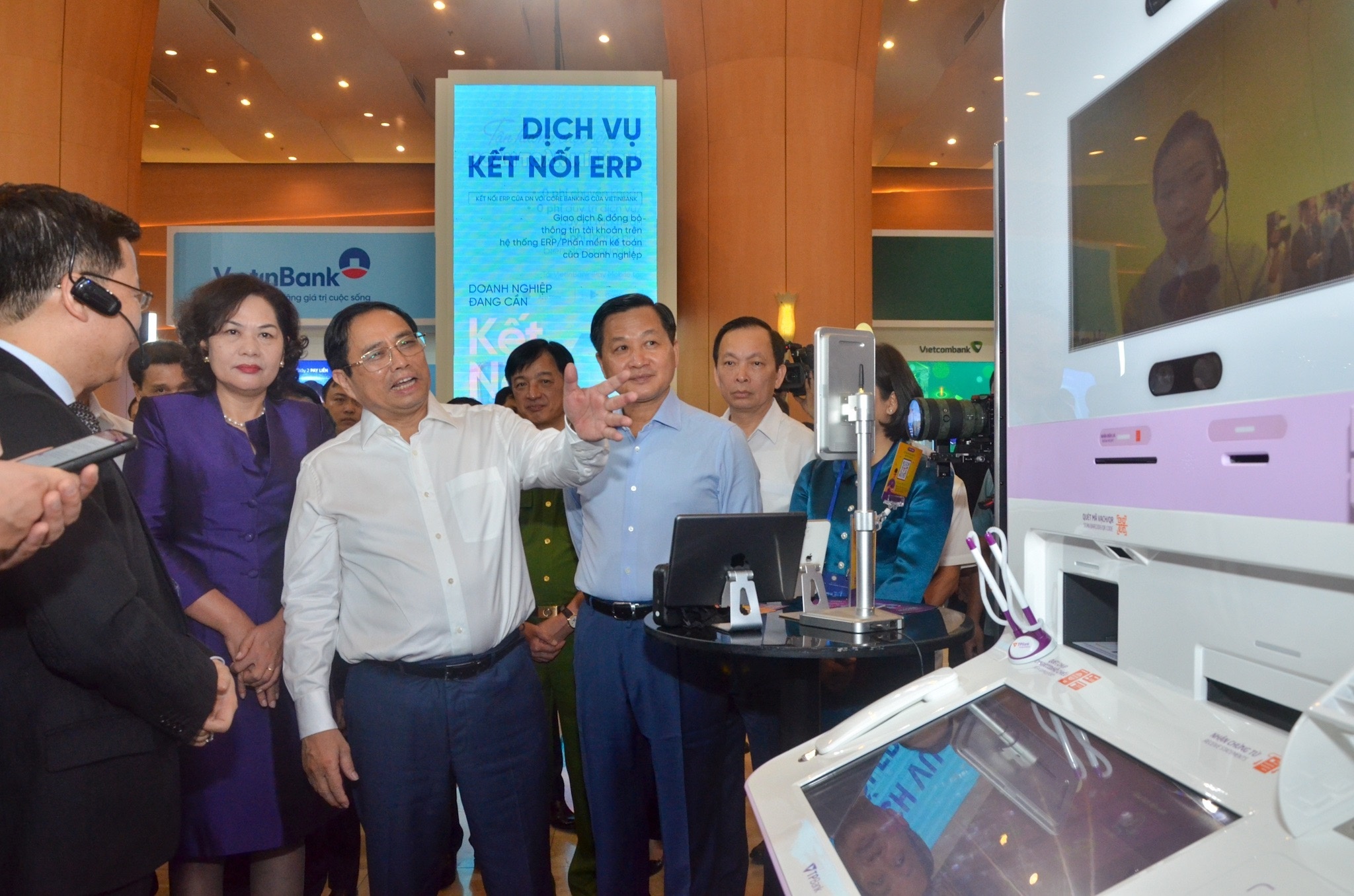 Thủ tướng Phạm Minh Chính cùng các đại biểu tham quan gian hàng triển lãm của các ngân hàng