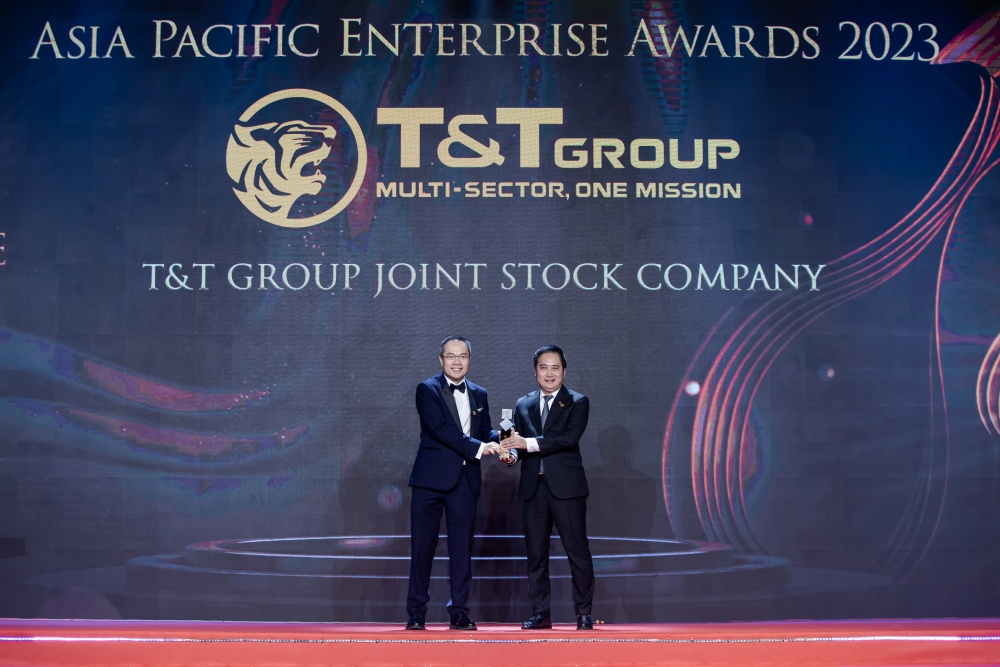 Ông Mai Xuân Sơn, Tổng Giám đốc T&T Group (bên phải) nhận cúp vinh danh Doanh nghiệp xuất sắc Châu Á 2023 cho T&T Group