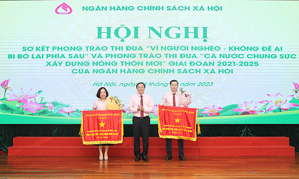 NHCSXH sơ kết phong trào thi đua “Vì người nghèo - Không để ai bị bỏ lại phía sau” và “Cả nước chung sức xây dựng nông thôn mới”