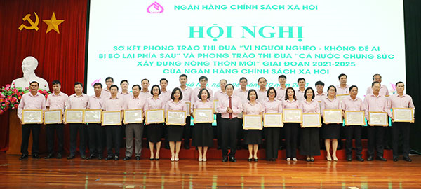 NHCSXH sơ kết phong trào thi đua “Vì người nghèo - Không để ai bị bỏ lại phía sau” và “Cả nước chung sức xây dựng nông thôn mới”