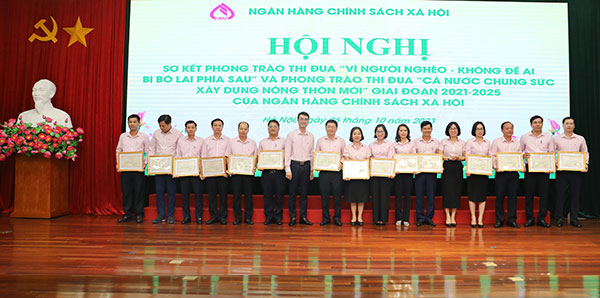 NHCSXH sơ kết phong trào thi đua “Vì người nghèo - Không để ai bị bỏ lại phía sau” và “Cả nước chung sức xây dựng nông thôn mới”