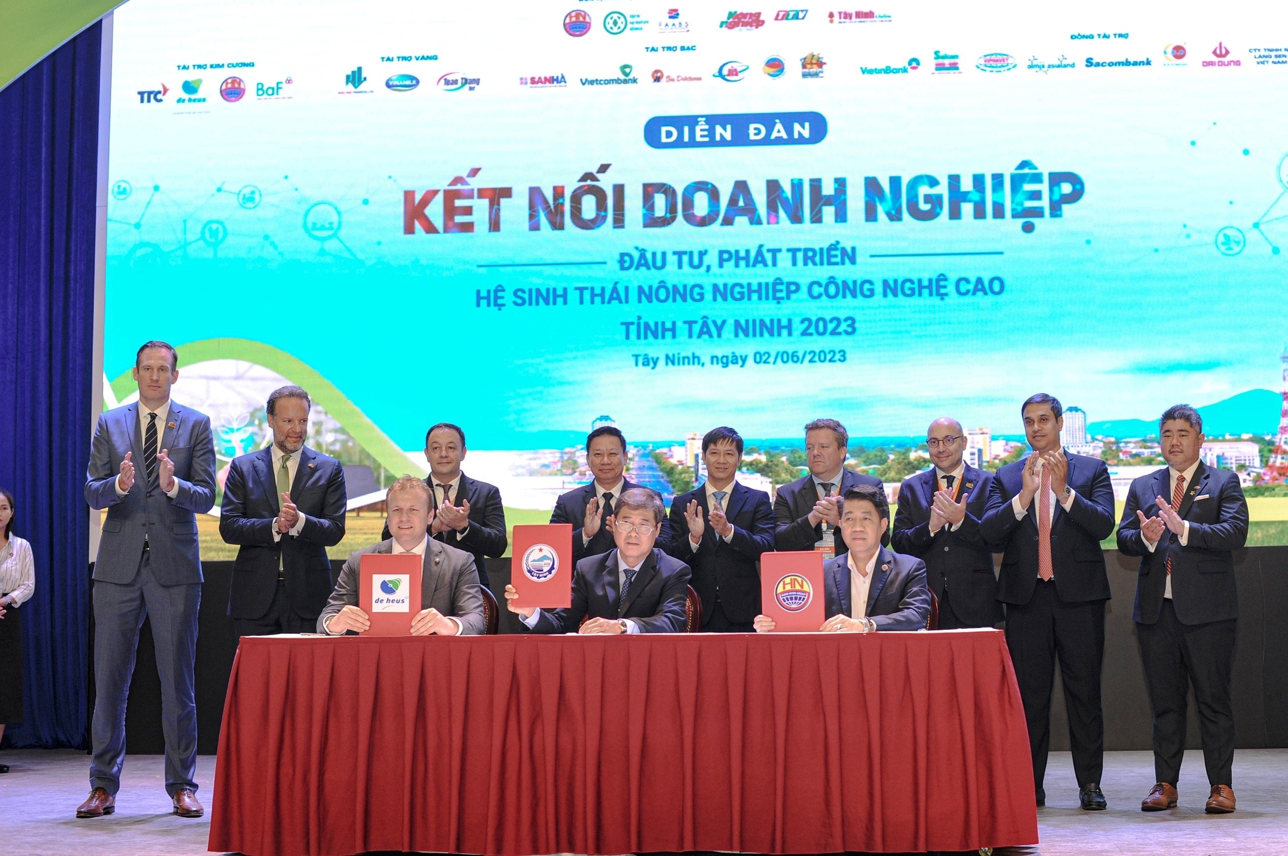 Đại diện UBND tỉnh Tây Ninh, De Heus và Hùng Nhơn ký kết Biên bản ghi nhớ hợp tác về việc đầu tư một số dự án lĩnh vực nông nghiệp ứng dụng công nghệ cao giai đoạn 2023-2030