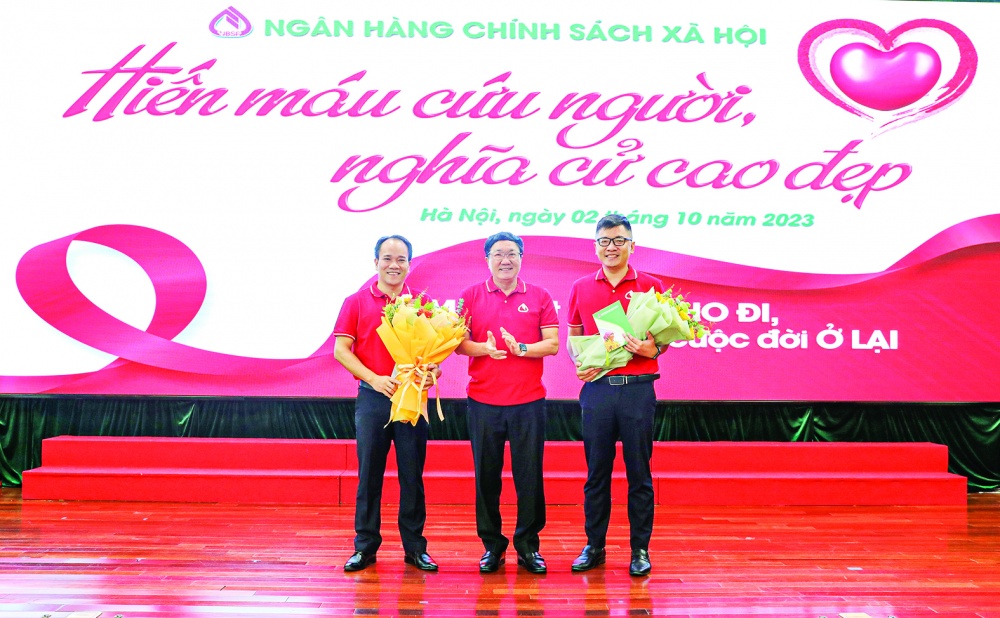 Tổng Giám đốc Ngân hàng Chính sách xã hội Dương Quyết Thắng (đứng giữa) khen thưởng người lao động tích cực tham gia hiến máu nhiều lần