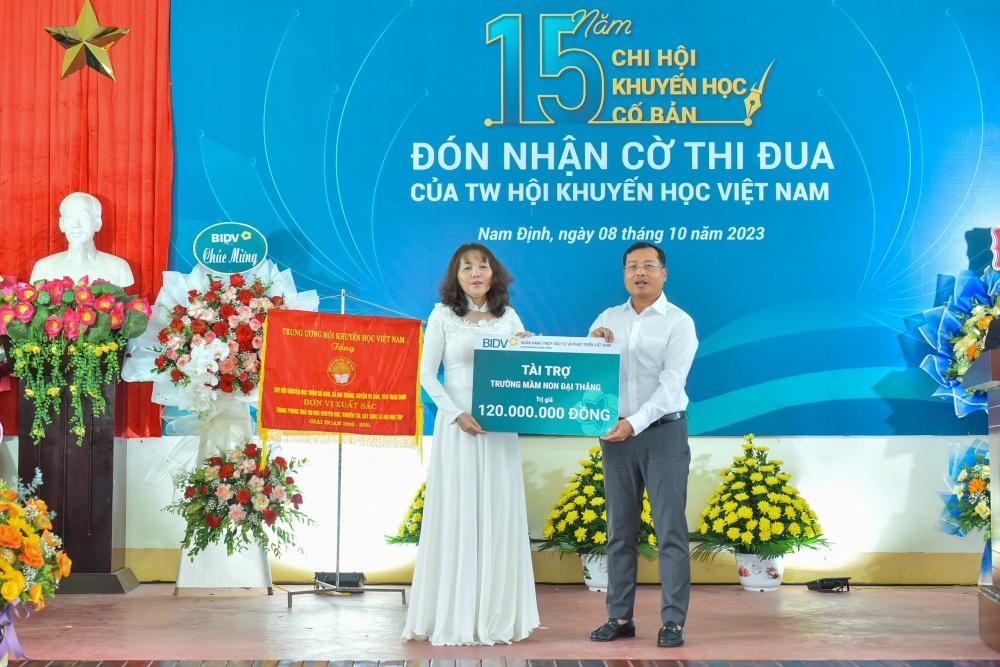 https://cdn.thoibaonganhang.vn/stores/news_dataimages/2023/102023/09/15/phat-huy-phong-trao-khuyen-hoc-khuyen-tai-xay-dung-xa-hoi-hoc-tap-20231009152102.jpg?rt=20231009152105