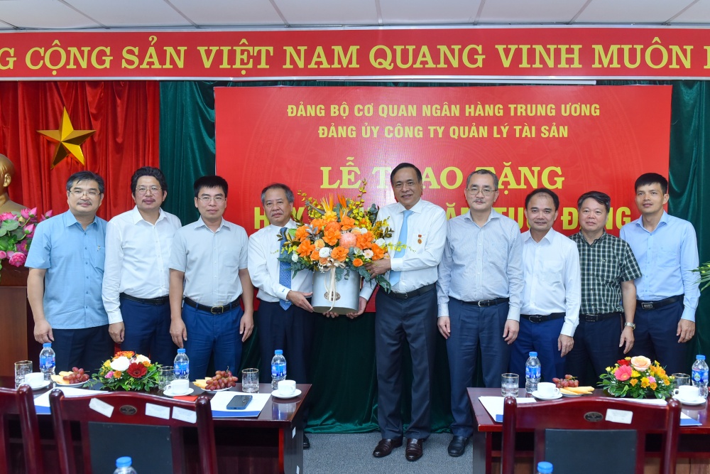 Đảng uỷ công ty VAMC tặng hoa chúc mừng đồng chí Nguyễn Tiến Đông
