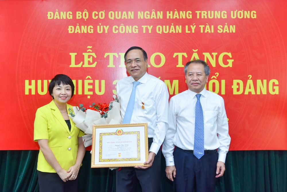 Trao tặng Huy hiệu 30 năm tuổi Đảng cho đảng viên Đảng ủy Công ty VAMC