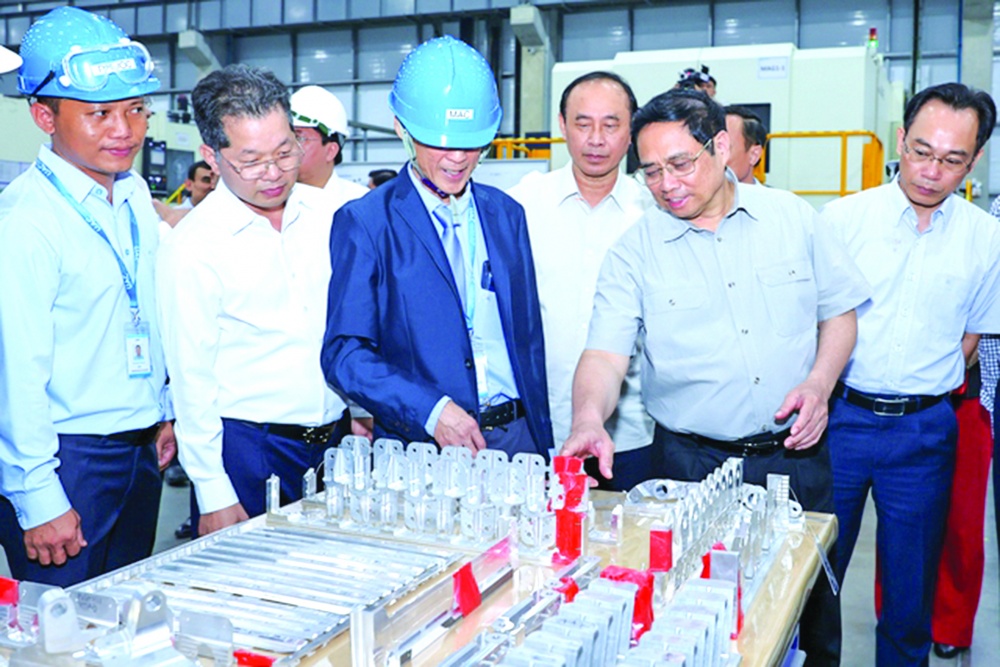 Thủ tướng Phạm Minh Chính đến thăm, khảo sát nhà máy sản xuất linh kiện hàng không vũ trụ UAC - Hoa Kỳ tại Khu công nghệ cao Đà Nẵng (6/2022) 