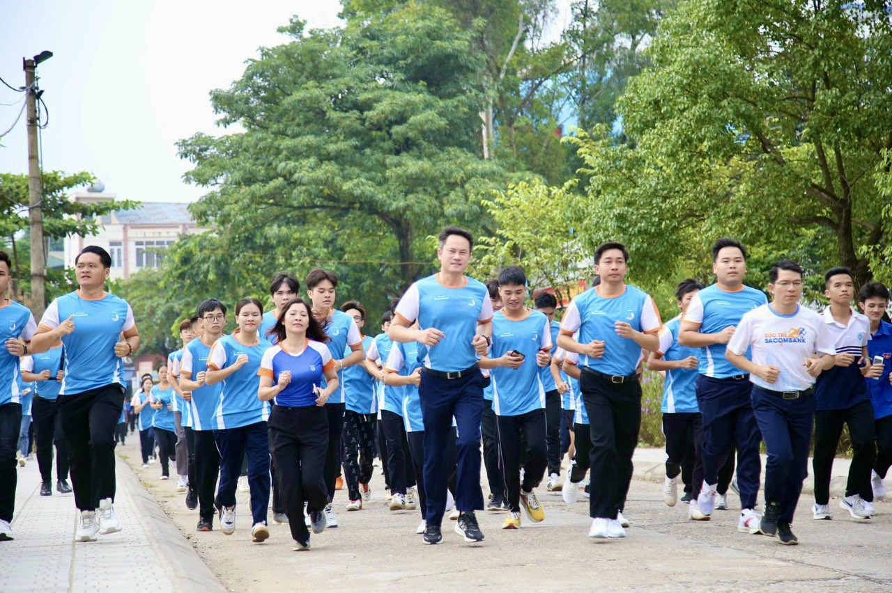 3.	Sau nghi thức phát động, tất cả đại biểu và 500 đoàn viên, hội viên, thanh niên trên địa bàn tình Thái Nguyên tham gia chạy bộ/đi bộ hưởng ứng Chặng 13 - Những bước chân vì cộng đồng
